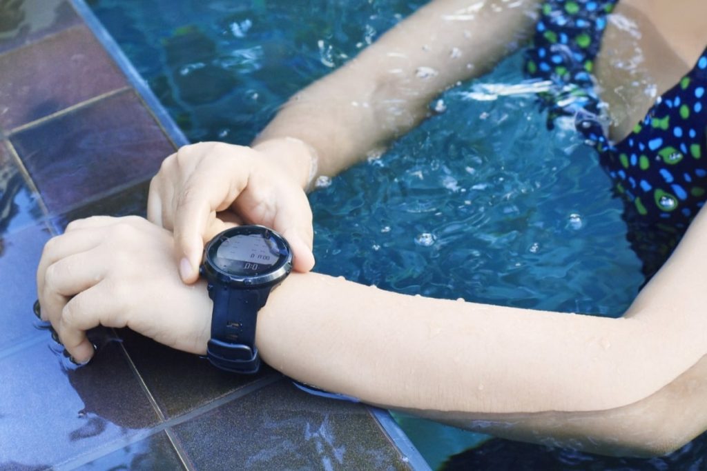 un buen smartwatch para natación