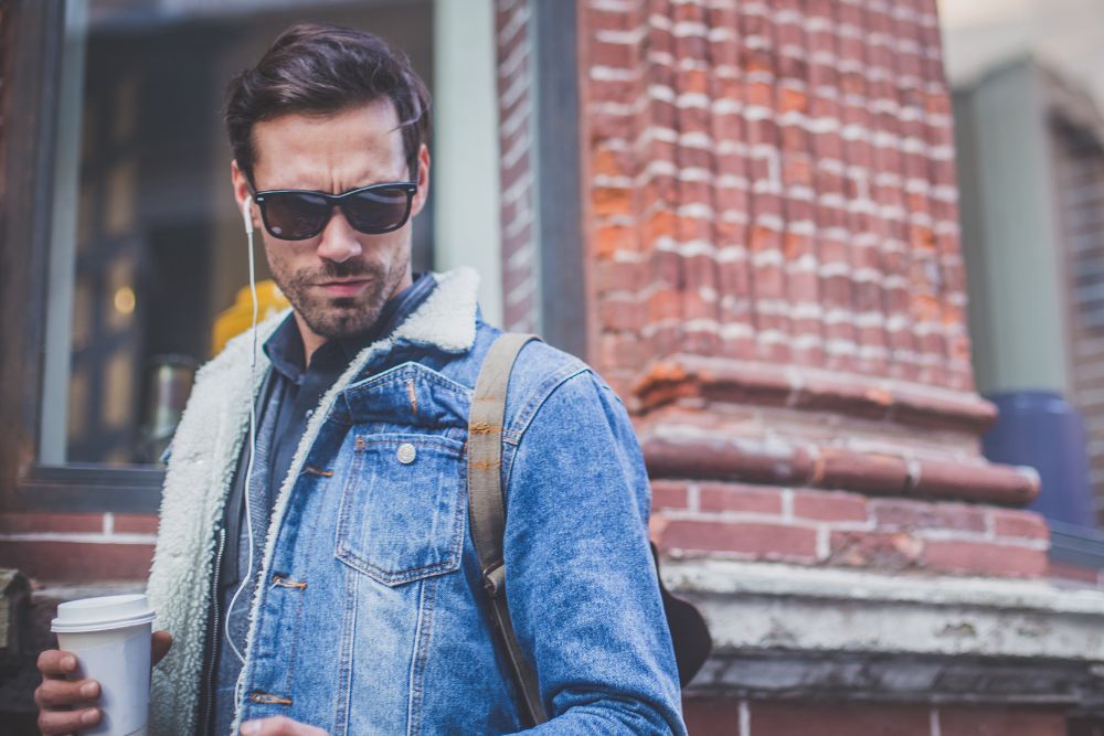 Cómo usar una chamarra de mezclilla de hombre: looks y consejos