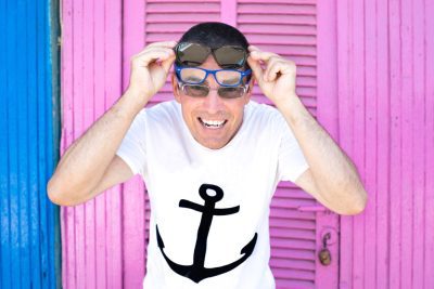 Protagonismo casual: 4 Propuestas de outfits con playera blanca estampada