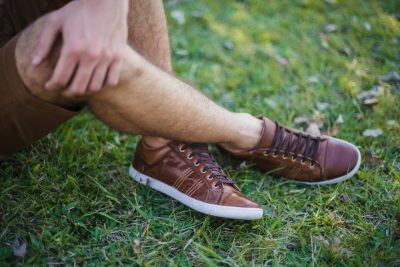 Outfits con tenis cafés para hombre: cómo usar este color para elevar tu estilo diario