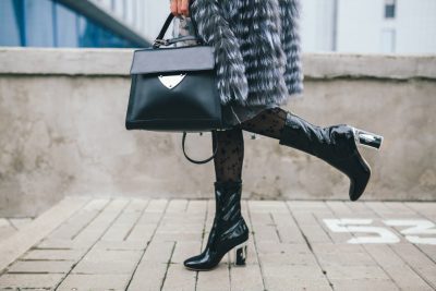 Brillo y audacia: 5 Outfit para lucir tus botas de charol con estilo