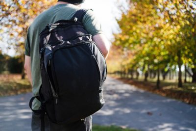 Mochilas de moda para hombre: estilos actuales y cómo combinarlas