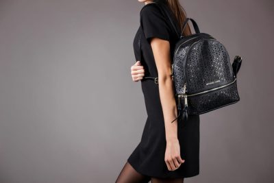 Mochilas de moda con brillos: un accesorio protagonista en looks actuales