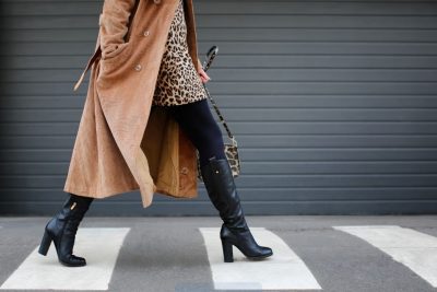 Ideas de outfit con botas negras para cualquier ocasión