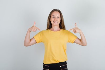 Ideas de outfit con playera amarilla para mujer en cualquier ocasión