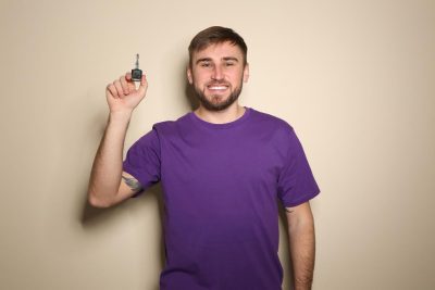 Ideas de outfit con playera morada para hombre en México