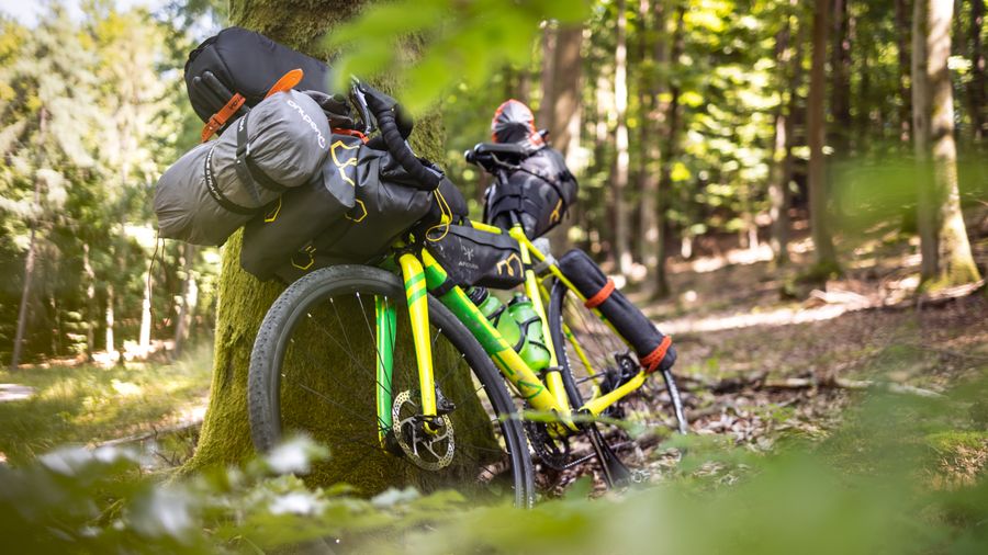 Bicicleta bikepacking con accesorios esenciales