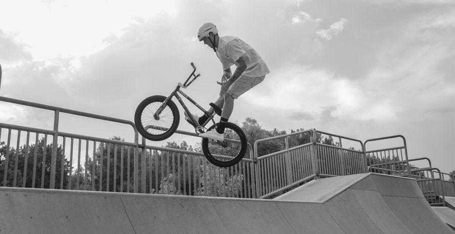 Bicicleta BMX en parque de skate