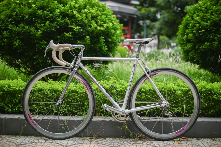 Bicicleta de carretera clásica en parque