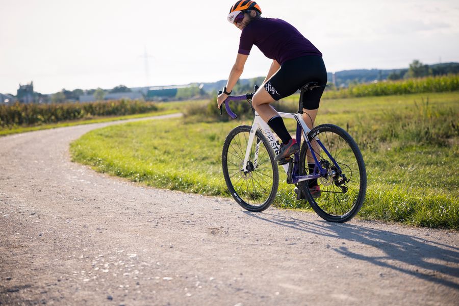 Bicicleta gravel en camino rural
