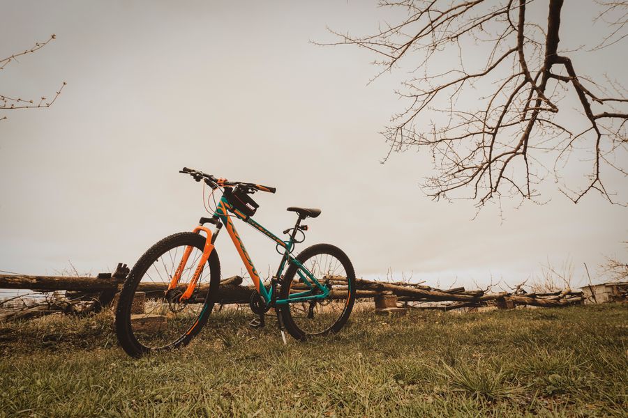 Bicicleta de montaña en entorno natural