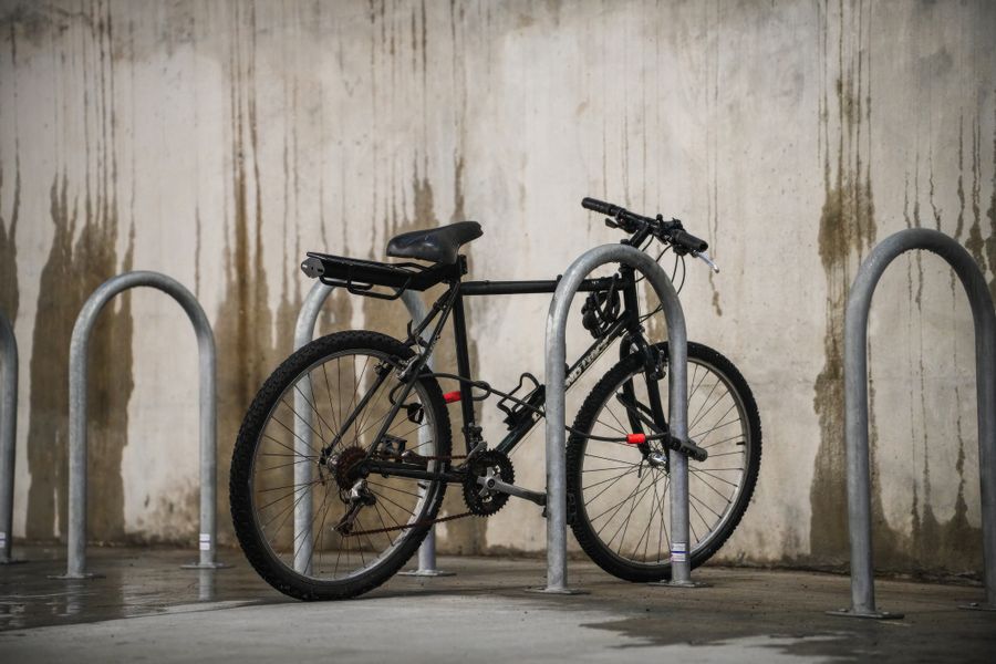 Bicicleta de montaña negra en aparcamiento urbano