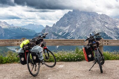 Rutas sin fronteras: El arte de viajar sobre dos ruedas y la evolución del ciclismo de larga distancia