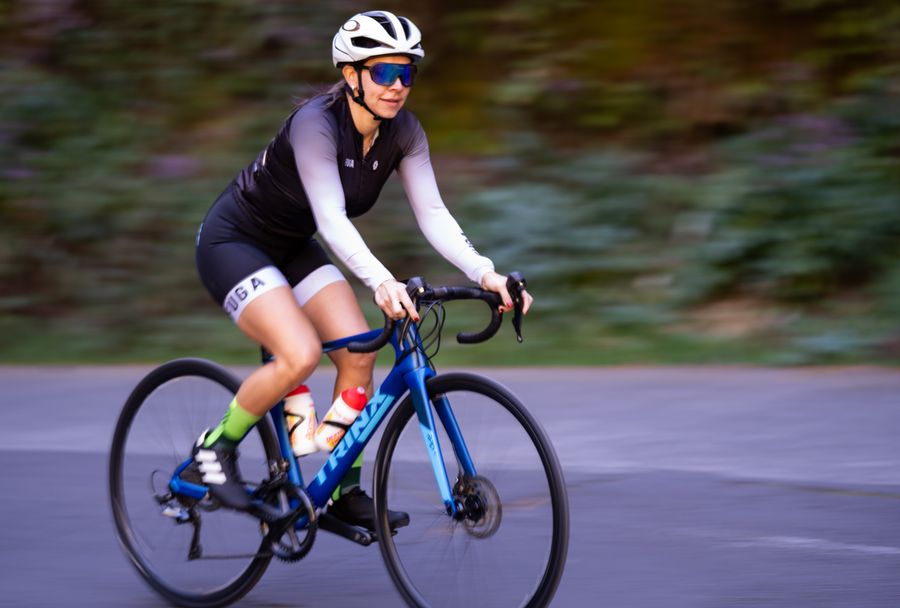 Ciclista femenina ergonomía en bicicleta de carretera