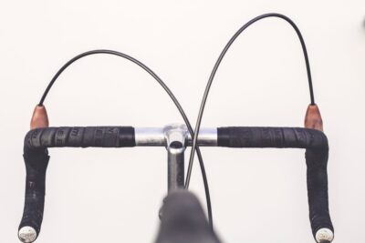 El alma de la bicicleta: Guía práctica para entender las diferencias mecánicas entre el metal clásico y la aleación ligera