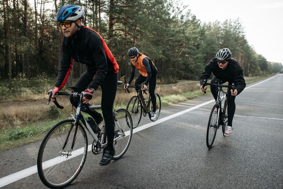 Ciclistas con ropa deportiva y ergonomía adecuada