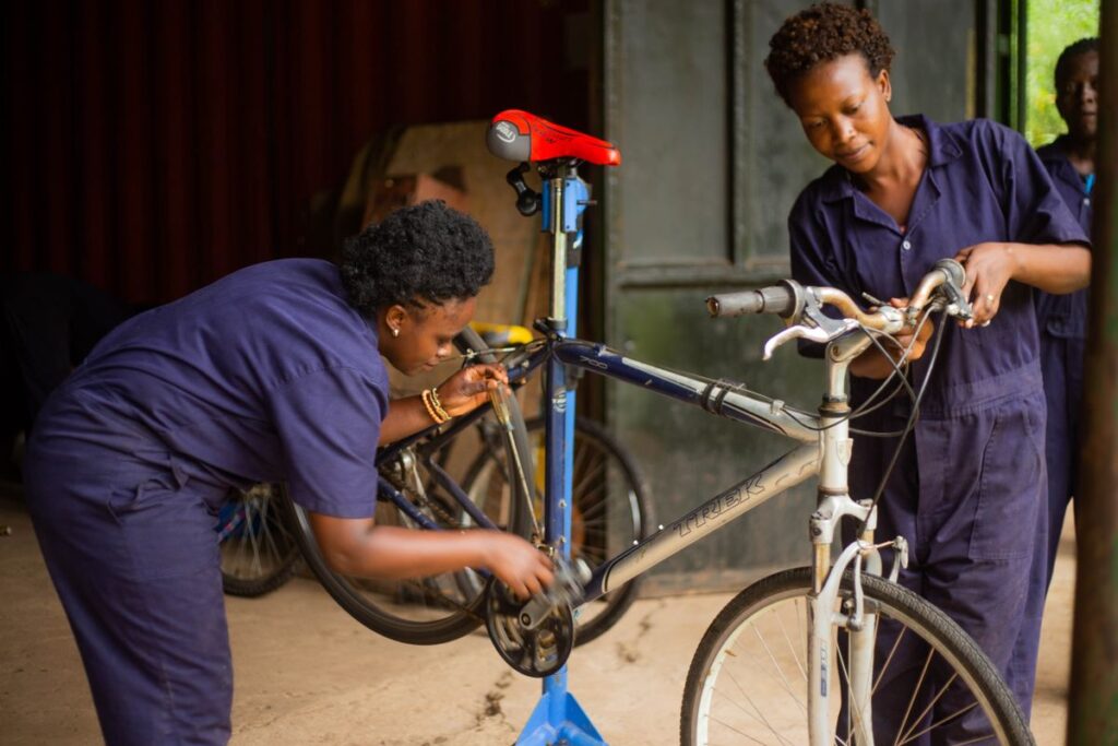 mecanicas femeninas taller bicicletas Mecánicas femeninas en taller de bicicletas
