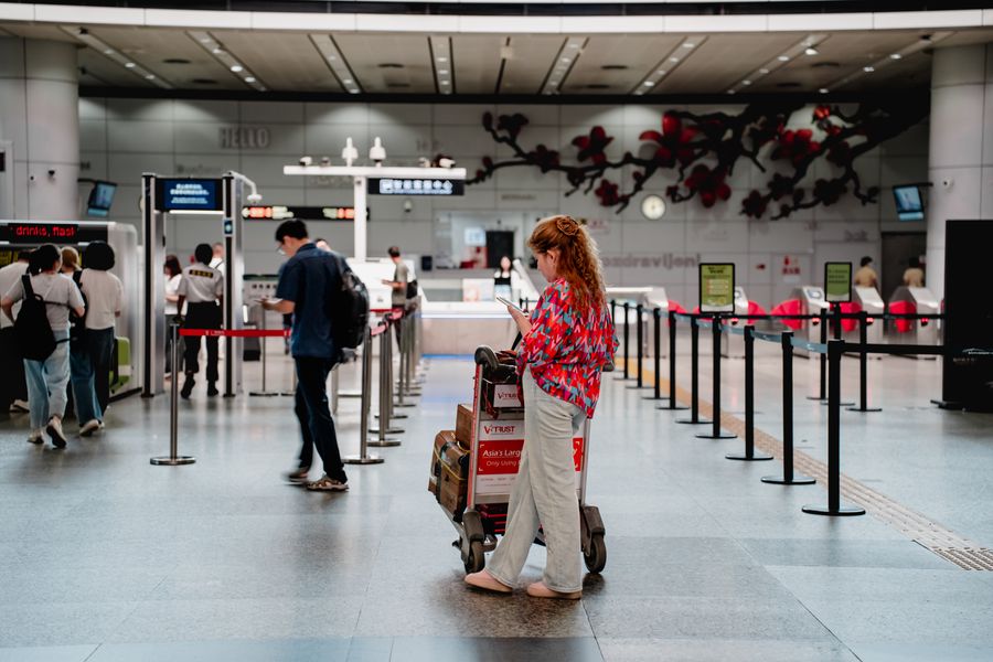Pasajera en aeropuerto con equipaje