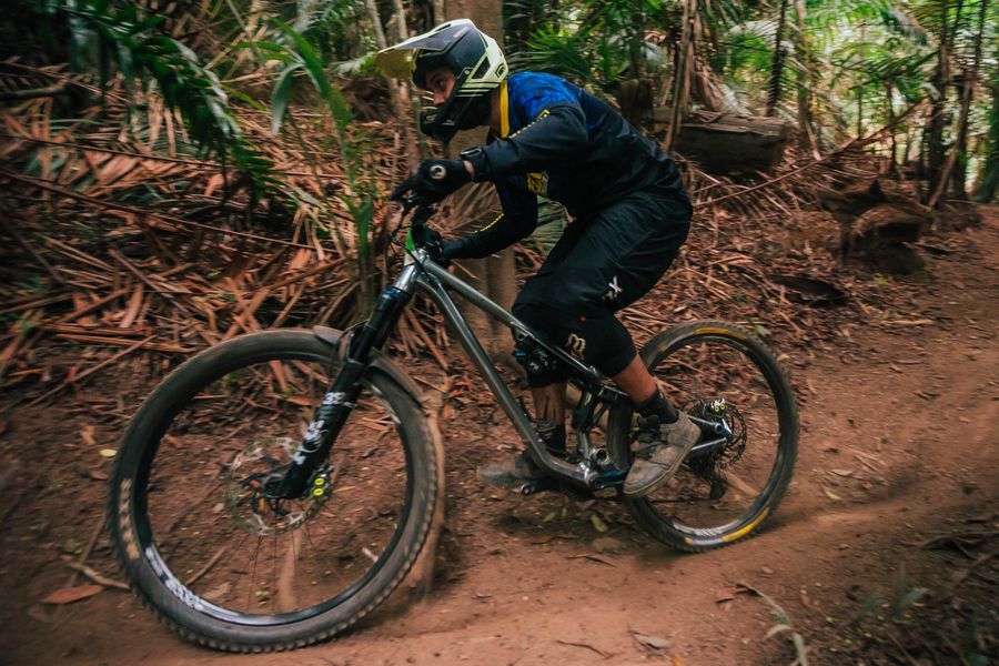 Bicicleta de montaña Enduro en sendero forestal