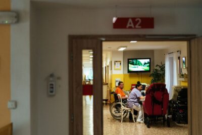 Transporte con movilidad asistida: Claves y postura adecuada para mover a un familiar de forma cómoda y segura