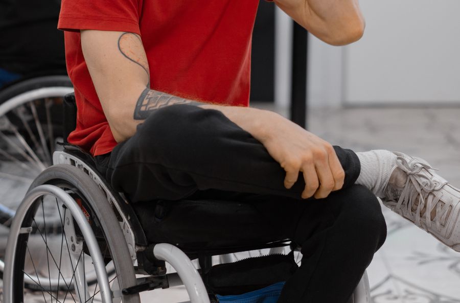 hombre silla ruedas cotidiana 2 Hombre en silla de ruedas cotidiana