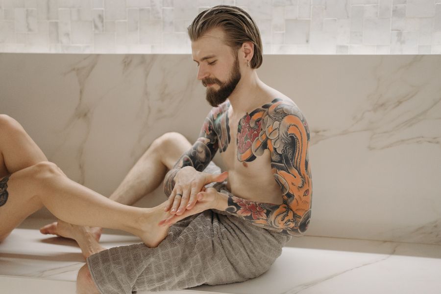 Masaje de pies y tatuajes corporales