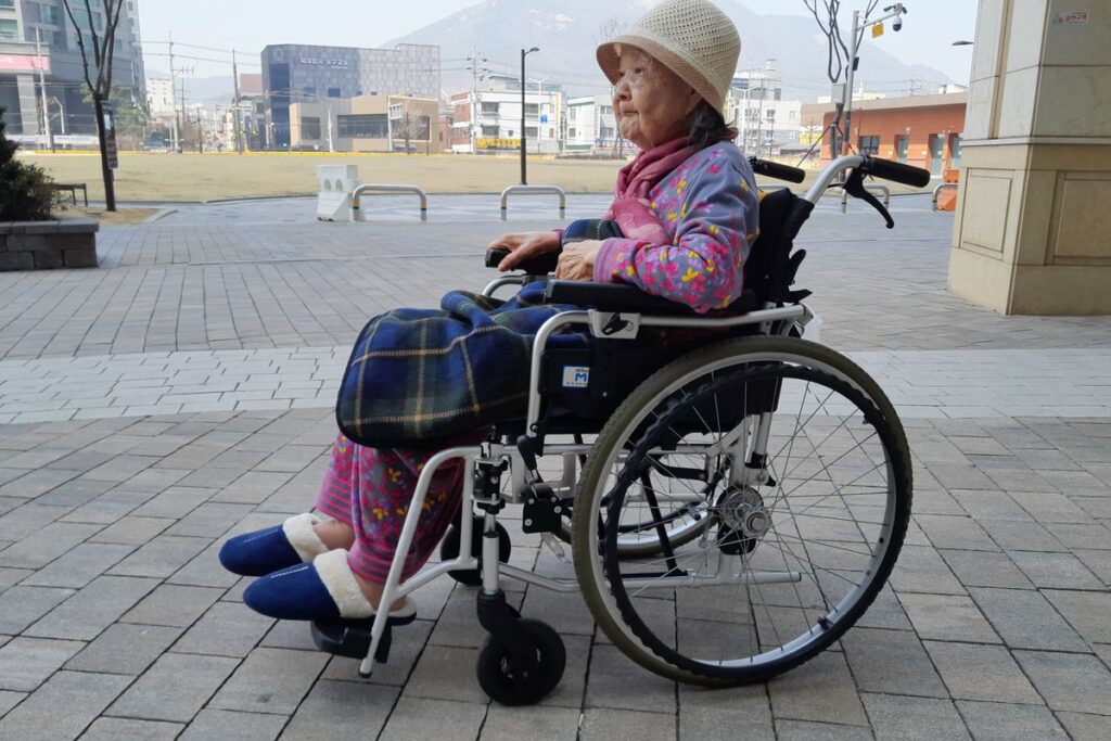 mujer mayor silla ruedas plegable Mujer mayor en silla de ruedas plegable