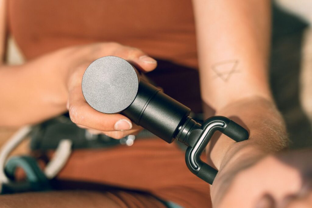 pistola masaje brazo tatuado Pistola de masaje para brazo tatuado