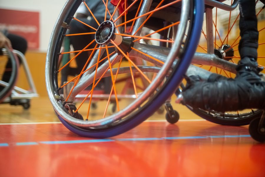 Ruedas delanteras y traseras de silla de ruedas deportiva