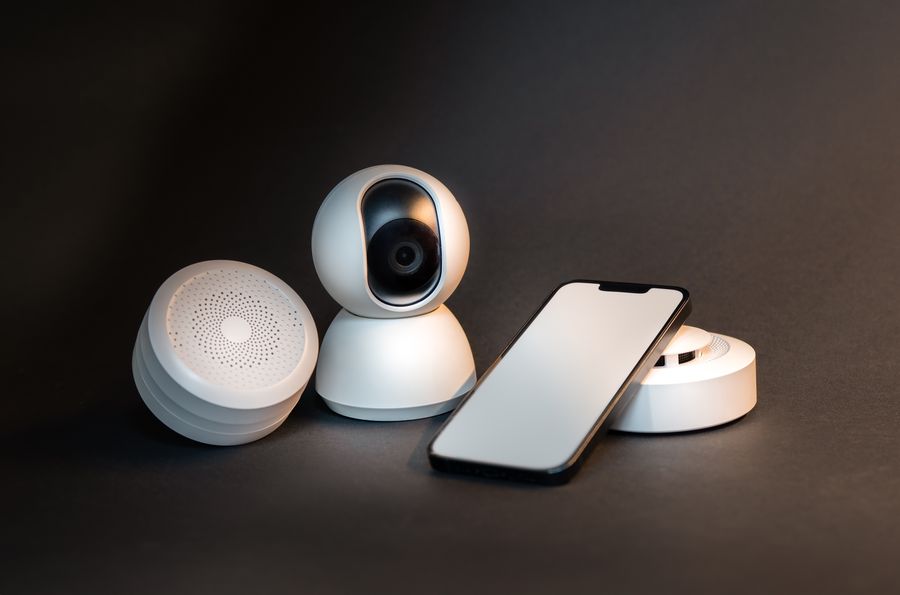 Smartphone con dispositivos domóticos inteligentes