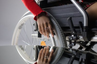 Cómo elegir una silla de ruedas: ancho de asiento, capacidad de peso y tipos